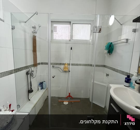 מקלחת עם דלת זכוכית וכלים לניקוי